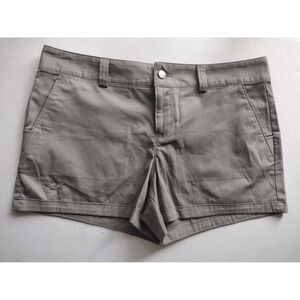 Under Armour Women Gray Flat Front Shorts Size 8 Golf Athletic Casual